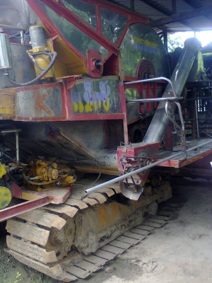 ขายรถเกี่ยวข้าวอุ้ม ท่าเสา เครื่อง225HP ตัวเดิน200