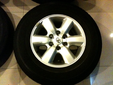 แม็กซ์และยาง 17นิ้ว ของ Fortuner หน้าหยักตัวก่อนใหม่ ยาง บริดสโตน 265-65-17 สภาพใหม่ทั้งชุดครับ แม็กซ์และยาง 17นิ้ว ของ Fortuner หน้าหยักตัวก่อนใหม่ ยาง บริดสโตน 265-65-17 สภาพใหม่ทั้งชุดครับ