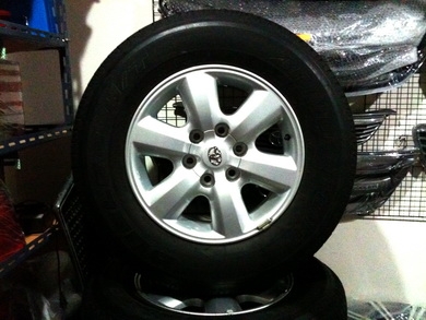 แม็กซ์และยาง 17นิ้ว ของ Fortuner หน้าหยักตัวก่อนใหม่ ยาง บริดสโตน 265-65-17 สภาพใหม่ทั้งชุดครับ แม็กซ์และยาง 17นิ้ว ของ Fortuner หน้าหยักตัวก่อนใหม่ ยาง บริดสโตน 265-65-17 สภาพใหม่ทั้งชุดครับ