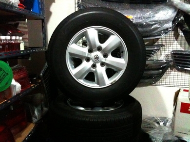 แม็กซ์และยาง 17นิ้ว ของ Fortuner หน้าหยักตัวก่อนใหม่ ยาง บริดสโตน 265-65-17 สภาพใหม่ทั้งชุดครับ แม็กซ์และยาง 17นิ้ว ของ Fortuner หน้าหยักตัวก่อนใหม่ ยาง บริดสโตน 265-65-17 สภาพใหม่ทั้งชุดครับ