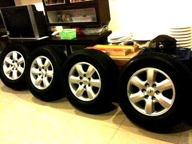 แม็กซ์และยาง 17นิ้ว ของ Fortuner หน้าหยักตัวก่อนใหม่ ยาง บริดสโตน 265-65-17 สภาพใหม่ทั้งชุดครับ แม็กซ์และยาง 17นิ้ว ของ Fortuner หน้าหยักตัวก่อนใหม่ ยาง บริดสโตน 265-65-17 สภาพใหม่ทั้งชุดครับ