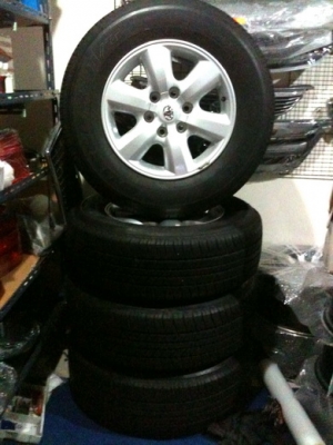 แม็กซ์และยาง 17นิ้ว ของ Fortuner หน้าหยักตัวก่อนใหม่ ยาง บริดสโตน 265-65-17 สภาพใหม่ทั้งชุดครับ แม็กซ์และยาง 17นิ้ว ของ Fortuner หน้าหยักตัวก่อนใหม่ ยาง บริดสโตน 265-65-17 สภาพใหม่ทั้งชุดครับ