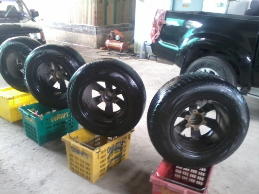 ขายแม็กซ์ ISUZU 6รู ขอบ15พร้อมยาง1ชุดค่ะ ลดราคาค่ะเหลือ 6500 บาท