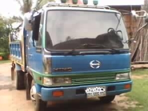 HINO FD 195 HP HO7D หกล้อดั๊มพ์ สมอเงิน กระบะดั๊มพ์เหล็ก 6 ตันความยาว 3.60 เมตรสภาพสวย ช่วงล่างใหญ่คัชซีสวยเดิมๆ ยาง 8.25 ขอบ 16 สภาพดี เครื่องแน่นแรง ภายในเก๋งครบพร้อม แอร์เย็น พวงมาลัยเพาเวอร์ ระบบเบรคทริ๊ปฟี้ ยางสภาพดี 70\% พร้อมบรรทุกพร้อมใช้งาน เอกสาร