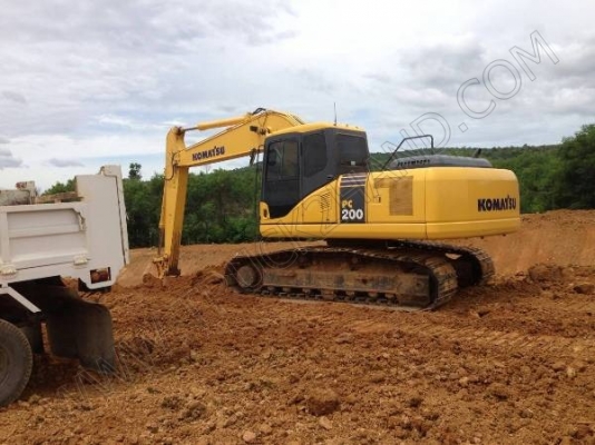 รถแบคโฮ ยี่ห้อ KOMATSU PC200-7