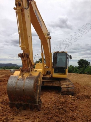 รถแบคโฮ ยี่ห้อ KOMATSU PC200-7