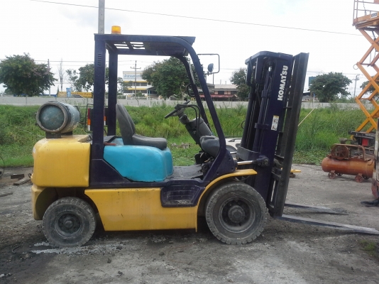 komatsu รุ่น 14 เบนซินติดแก๊ส น้ำหนัก  2.5ตัน เสาสูง3เมตร เกียร์ทอร์ค