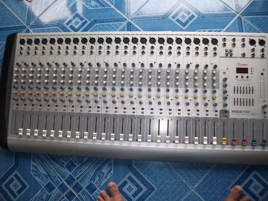 ขออนุญาติ     ขาย มิกเซอร์  MEKSE รุ่น EM24 สภาพ 80\% เอฟเฟคในตัว  256 เสียง ราคา 8500 บาท
