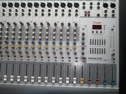 ขออนุญาติ     ขาย มิกเซอร์  MEKSE รุ่น EM24 สภาพ 80\% เอฟเฟคในตัว  256 เสียง ราคา 8500 บาท