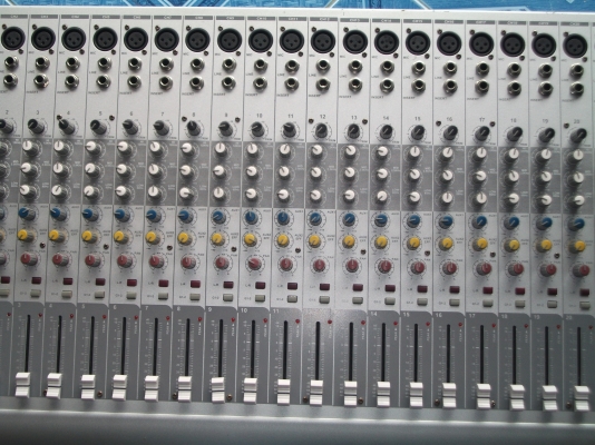 ขออนุญาติ     ขาย มิกเซอร์  MEKSE รุ่น EM24 สภาพ 80\% เอฟเฟคในตัว  256 เสียง ราคา 8500 บาท