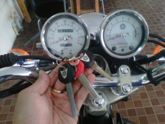 ***ขาย sr 400 ปี 2003 กุญแจชิฟ 3 ดอกเดิมๆสียอดนิยมสวยๆ 74000***OHM คอนหวัน เครื่องดีสดมากครับ กุญแจ3ดอกเต็มครบสูตร ระบบไฟปรกติ ชิฟปรกติครับ สีเดิมดำยุ่นครับ เครื่องมือครบครับ  เอกสารออกอินวอยตัวจริง เครื่อง เฟรม สำเนาบัตร ครบ สาวกกุญแจชิพไม่ควรพลาดครับ  ส