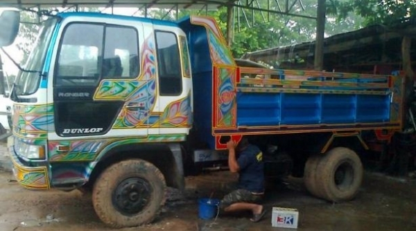 HINO KL - 185 HP HO7C หกล้อดั๊มพ์ สมอเงินสุดสวย กระบะดั๊มพ์เหล็ก 6 ตันขึ้นดั๊มพ์ใหม่เอี่ยมความยาว 3.60 เมตร หัวเก๋งแล็ปลายสวย ภายในคอนโซลสวยครบ แอร์ พวงมาลัยเพาเวอร์ ระบบเบรคทริ๊ปฟี้ ช่วงล่างใหญ่คัชซีสวยมากไม่มีบวม ยาง 8.25 ขอบ 16 สภาพดี 80\% พร้อมบรรทุกพร