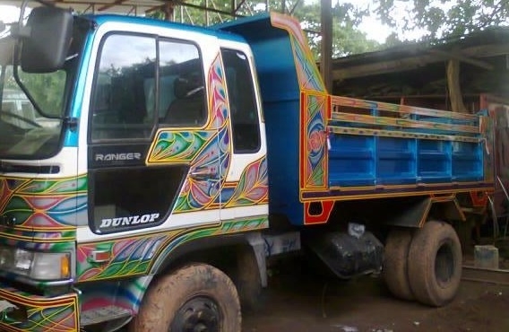 HINO KL - 185 HP HO7C หกล้อดั๊มพ์ สมอเงินสุดสวย กระบะดั๊มพ์เหล็ก 6 ตันขึ้นดั๊มพ์ใหม่เอี่ยมความยาว 3.60 เมตร หัวเก๋งแล็ปลายสวย ภายในคอนโซลสวยครบ แอร์ พวงมาลัยเพาเวอร์ ระบบเบรคทริ๊ปฟี้ ช่วงล่างใหญ่คัชซีสวยมากไม่มีบวม ยาง 8.25 ขอบ 16 สภาพดี 80\% พร้อมบรรทุกพร