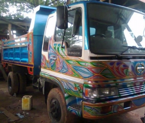 HINO KL - 185 HP HO7C หกล้อดั๊มพ์ สมอเงินสุดสวย กระบะดั๊มพ์เหล็ก 6 ตันขึ้นดั๊มพ์ใหม่เอี่ยมความยาว 3.60 เมตร หัวเก๋งแล็ปลายสวย ภายในคอนโซลสวยครบ แอร์ พวงมาลัยเพาเวอร์ ระบบเบรคทริ๊ปฟี้ ช่วงล่างใหญ่คัชซีสวยมากไม่มีบวม ยาง 8.25 ขอบ 16 สภาพดี 80\% พร้อมบรรทุกพร