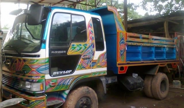 HINO KL - 185 HP HO7C หกล้อดั๊มพ์ สมอเงินสุดสวย กระบะดั๊มพ์เหล็ก 6 ตันขึ้นดั๊มพ์ใหม่เอี่ยมความยาว 3.60 เมตร หัวเก๋งแล็ปลายสวย ภายในคอนโซลสวยครบ แอร์ พวงมาลัยเพาเวอร์ ระบบเบรคทริ๊ปฟี้ ช่วงล่างใหญ่คัชซีสวยมากไม่มีบวม ยาง 8.25 ขอบ 16 สภาพดี 80\% พร้อมบรรทุกพร