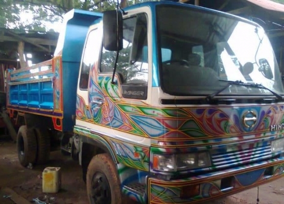 HINO KL - 185 HP HO7C หกล้อดั๊มพ์ สมอเงินสุดสวย กระบะดั๊มพ์เหล็ก 6 ตันขึ้นดั๊มพ์ใหม่เอี่ยมความยาว 3.60 เมตร หัวเก๋งแล็ปลายสวย ภายในคอนโซลสวยครบ แอร์ พวงมาลัยเพาเวอร์ ระบบเบรคทริ๊ปฟี้ ช่วงล่างใหญ่คัชซีสวยมากไม่มีบวม ยาง 8.25 ขอบ 16 สภาพดี 80\% พร้อมบรรทุกพร