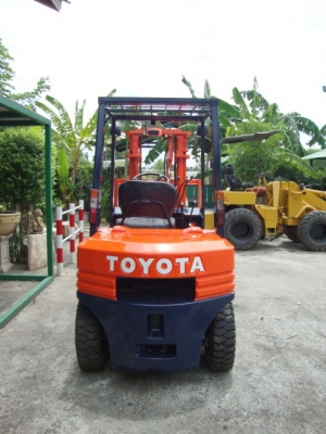 ขายรถโฟล์คลิฟท์ TOYOTA 5FD25 (สภาพดี พร้อมใช้ รับประกัน) เครื่องยนต์ดีเซล เกียร์ธรรมดา เสาสูง 3 เมตร ยางลม 4 ล้อ งาสไลด์ ขายรถโฟล์คลิฟท์ TOYOTA 5FD25 (สภาพดี พร้อมใช้ รับประกัน) เครื่องยนต์ดีเซล เกียร์ธรรมดา เสาสูง 3 เมตร ยางลม 4 ล้อ งาสไลด์