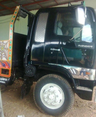 HINO KT 725 - 195 HP HO7D รถหางปลาสิบล้อ 2 เพลา ใช้ขึ้นรถ SK-200 ได้เลยครับไม่มีปัญหา หัวเก๋งไฮเทคสภาพสวยลงเล่มครบถูกต้อง ภายในเก๋งคอนโซลสวยครบ พวงมาลัยเพาเวอร์ เบรคทริ๊ปฟี้ ช่วงล่างคัชซีไม่มีบวม ยางสภาพดี 10 เส้นประมาณ 70\% พร้อมใช้งาน เอกสารทะเบียนภาษีคร