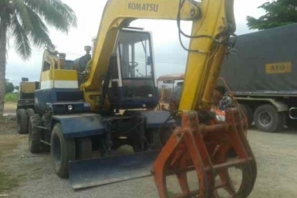 แบคโฮล้อยาง KOMATSU PW 60-3 ติดหัวคีบอ้อย มี2คัน
