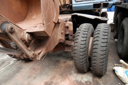 แบคโฮล้อยาง KOMATSU PW100-3-2เพลา มีแอร์ ลายหัวเจาะ อินวอยซ์