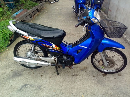 wave 125 ปี 47 สตาร์ทมือ สีน้ำเงิน รถตั้งขายได้เลย สภาพเดิมๆ สตาร์ทมือทีเดียวติด เครื่องแน่น มีเล่มพร้อม