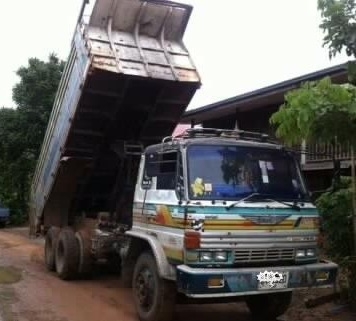 HINO F18 - 185 HP HO7C สิบล้อดั๊มพ์ 2 เพลา กระบะดั๊มพ์มิเนียม 12 ตันสภาพสวย เครื่องเดิมๆเกียร์ HO แห้งดีแรงดีไม่มีเยิ้ม หัวเก๋งบางๆเดิมๆดีมากครับภายในเก๋งคอนโซลสวย พวงมาลัยเพาเวอร์ ระบบเบรคทริ๊ปฟี้ ช่วงล่างคัชซีสวยไม่มีแตกไม่มีบวม ยางสภาพดี 70\% พร้อมบรรทุ