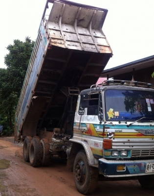 HINO F18 - 185 HP HO7C สิบล้อดั๊มพ์ 2 เพลา กระบะดั๊มพ์มิเนียม 12 ตันสภาพสวย เครื่องเดิมๆเกียร์ HO แห้งดีแรงดีไม่มีเยิ้ม หัวเก๋งบางๆเดิมๆดีมากครับภายในเก๋งคอนโซลสวย พวงมาลัยเพาเวอร์ ระบบเบรคทริ๊ปฟี้ ช่วงล่างคัชซีสวยไม่มีแตกไม่มีบวม ยางสภาพดี 70\% พร้อมบรรทุ HINO F18 - 185 HP HO7C สิบล้อดั๊มพ์ 2 เพลา กระบะดั๊มพ์มิเนียม 12 ตันสภาพสวย เครื่องเดิมๆเกียร์ HO แห้งดีแรงดีไม่มีเยิ้ม หัวเก๋งบางๆเดิมๆดีมากครับภายในเก๋งคอนโซลสวย พวงมาลัยเพาเวอร์ ระบบเบรคทริ๊ปฟี้ ช่วงล่างคัชซีสวยไม่มีแตกไม่มีบวม ยางสภาพดี 70\% พร้อมบรรทุ