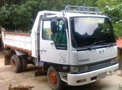 HINO FD 195 HP HO7D หกล้อดั๊มพ์ สมอเงินสวยจัด ภายในเก๋งคอนโซลสวยครบพร้อม CD-MP3 แอร์เย็น พ.เพาเวอร์ ก.ไฟฟ้า ระบบเบรคทริ๊ปฟี้ กระบะดั๊มพ์เหล็ก 6 ตันยิงหน้าความยาว 3.60 เมตร ช่วงล่างคัชซีสวย ยาง 8.25 ขอบ 16 สภาพดี 70\% พร้อมบรรทุกพร้อมใช้งาน เอกสารทะเบียนภาษ