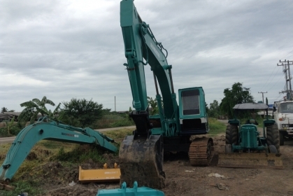 komatsu pc 200 รุ่น 2  สภาพพร้อมใช้งาน  มีเเอร์พร้อม