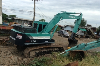 komatsu pc 200 รุ่น 2  สภาพพร้อมใช้งาน  มีเเอร์พร้อม
