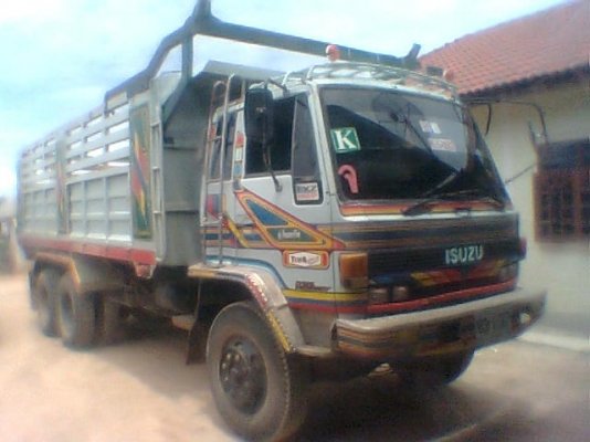 10ล้อดั้มISUZU ROCK210หัวขาวใส่เครื่อง240เทอร์โบ รถสวย