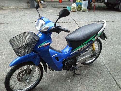 wave 125 ปี 46 สีน้ำเงิน รถสวยตั้งขายได้เลย สภาพเดิมๆ  เครื่องแน่น ไม่หลวม ไม่มีควันขาว  มีเล่มพร้อม ราคานี้คุ้มมาก