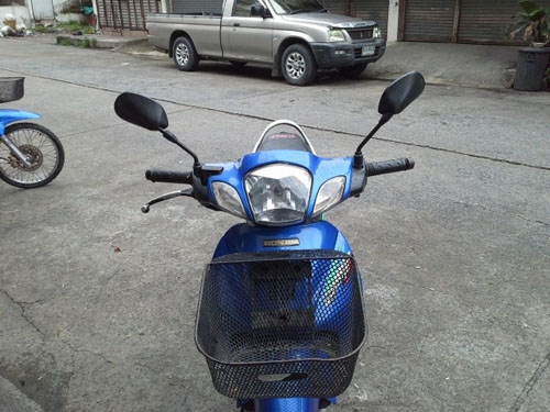 wave 125 ปี 46 สีน้ำเงิน รถสวยตั้งขายได้เลย สภาพเดิมๆ  เครื่องแน่น ไม่หลวม ไม่มีควันขาว  มีเล่มพร้อม ราคานี้คุ้มมาก