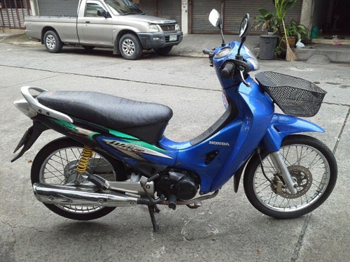 wave 125 ปี 46 สีน้ำเงิน รถสวยตั้งขายได้เลย สภาพเดิมๆ  เครื่องแน่น ไม่หลวม ไม่มีควันขาว  มีเล่มพร้อม ราคานี้คุ้มมาก