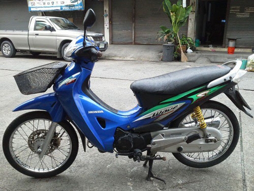 wave 125 ปี 46 สีน้ำเงิน รถสวยตั้งขายได้เลย สภาพเดิมๆ  เครื่องแน่น ไม่หลวม ไม่มีควันขาว  มีเล่มพร้อม ราคานี้คุ้มมาก