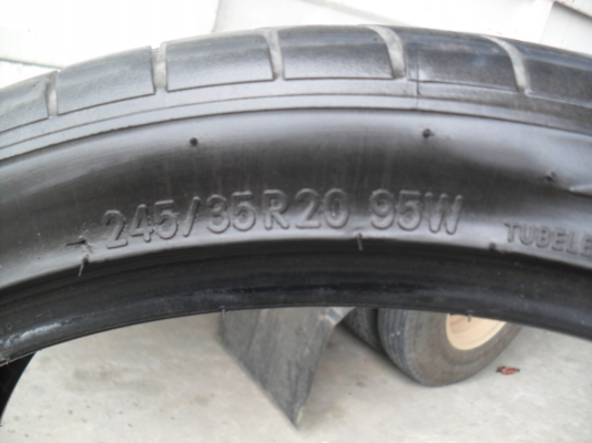 ยาง Nitto 245/35 R20 ปี 2012 วิ่งไม่ถึง 20,000 Km.สภาพสวย