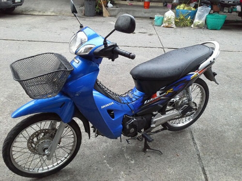 wave 125 ปี 47 สตาร์ทมือ สีน้ำเงิน รถตั้งขายได้เลย สภาพเดิมๆ สตาร์ทมือทีเดียวติด เครื่องแน่น มีเล่มพร้อม