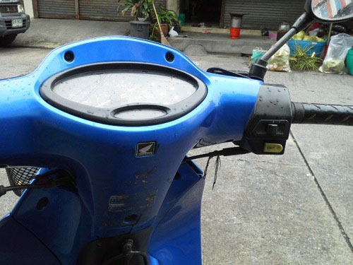 wave 125 ปี 47 สตาร์ทมือ สีน้ำเงิน รถตั้งขายได้เลย สภาพเดิมๆ สตาร์ทมือทีเดียวติด เครื่องแน่น มีเล่มพร้อม