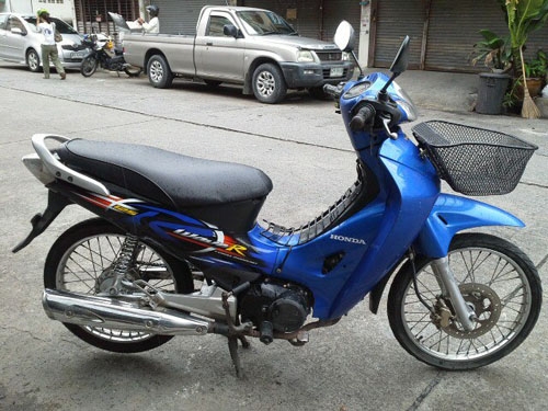 wave 125 ปี 47 สตาร์ทมือ สีน้ำเงิน รถตั้งขายได้เลย สภาพเดิมๆ สตาร์ทมือทีเดียวติด เครื่องแน่น มีเล่มพร้อม