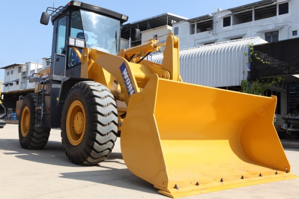 รถตักใหม่ขนาด 3 คิวยี่ห้อ WORLD W156 แกร่งเหนือใคร ราคาสุดคุ้ม คุณภาพที่เราคัดสรรมาอย่างดี รับประกันให้ 1 ปีพร้อมเปลี่ยนถ่านน้ำมันเครื่องให้ 2 ครั้ง