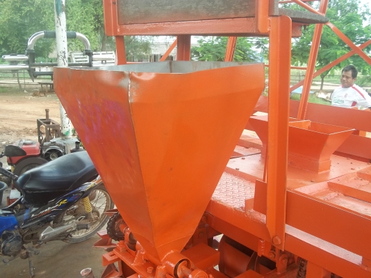 เครื่องปลูกอ้อยร่องคู่กลกิจบ้านโป้ง