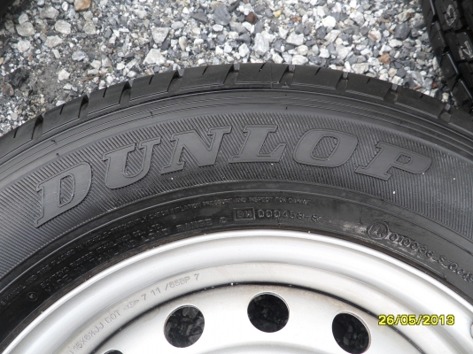 ขายยางป้ายแดงพร้อมกะทะเหล็ก 6 รู ยางDUNLOP 215/70R15  ตุ่มเส้นสียังอยู่ครบ 1ชุด