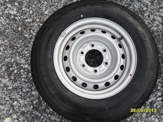 ขายยางป้ายแดงพร้อมกะทะเหล็ก 6 รู ยางDUNLOP 215/70R15  ตุ่มเส้นสียังอยู่ครบ 1ชุด