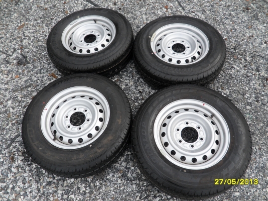 ขายยางป้ายแดงพร้อมกะทะเหล็ก 6 รู ยางDUNLOP 215/70R15  ตุ่มเส้นสียังอยู่ครบ 1ชุด