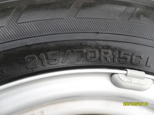 ขายยางป้ายแดงพร้อมกะทะเหล็ก 6 รู ยางDUNLOP 215/70R15  ตุ่มเส้นสียังอยู่ครบ 1ชุด