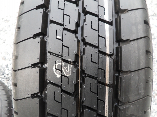 ขายยางป้ายแดงพร้อมกะทะเหล็ก 6 รู ยางDUNLOP 215/70R15  ตุ่มเส้นสียังอยู่ครบ 1ชุด