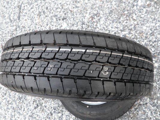 ขายยางป้ายแดงพร้อมกะทะเหล็ก 6 รู ยางDUNLOP 215/70R15  ตุ่มเส้นสียังอยู่ครบ 1ชุด