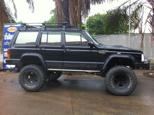97 Jeep Cherokee รถสวยแต่งเต็มพร้อมลุย รุ่นท็อปสุดเบาะหนังปรับไฟฟ้ามีแอร์หลัง ออโต้ ติดแก็ส เอลพีจี รถพร้อมใช้งาน  รถคนนี้มีการตรวจเช็คและมีประวัติการซ่อมก่อนใช้งานจริงแล้วประมาณ 6 หมื่น บาท