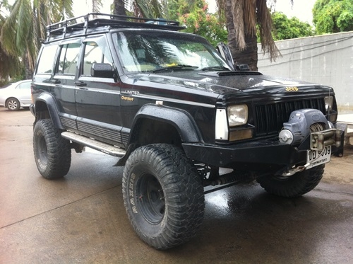 97 Jeep Cherokee รถสวยแต่งเต็มพร้อมลุย รุ่นท็อปสุดเบาะหนังปรับไฟฟ้ามีแอร์หลัง ออโต้ ติดแก็ส เอลพีจี รถพร้อมใช้งาน  รถคนนี้มีการตรวจเช็คและมีประวัติการซ่อมก่อนใช้งานจริงแล้วประมาณ 6 หมื่น บาท