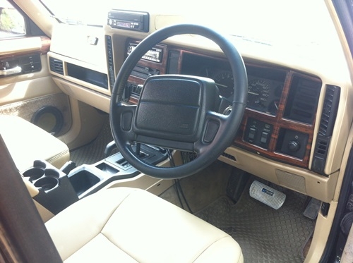 97 Jeep Cherokee รถสวยแต่งเต็มพร้อมลุย รุ่นท็อปสุดเบาะหนังปรับไฟฟ้ามีแอร์หลัง ออโต้ ติดแก็ส เอลพีจี รถพร้อมใช้งาน  รถคนนี้มีการตรวจเช็คและมีประวัติการซ่อมก่อนใช้งานจริงแล้วประมาณ 6 หมื่น บาท